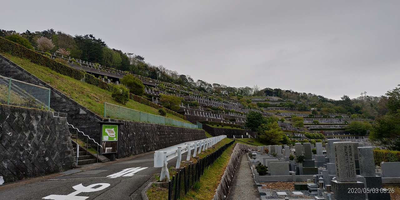 バス通り・7区墓所バス停風景