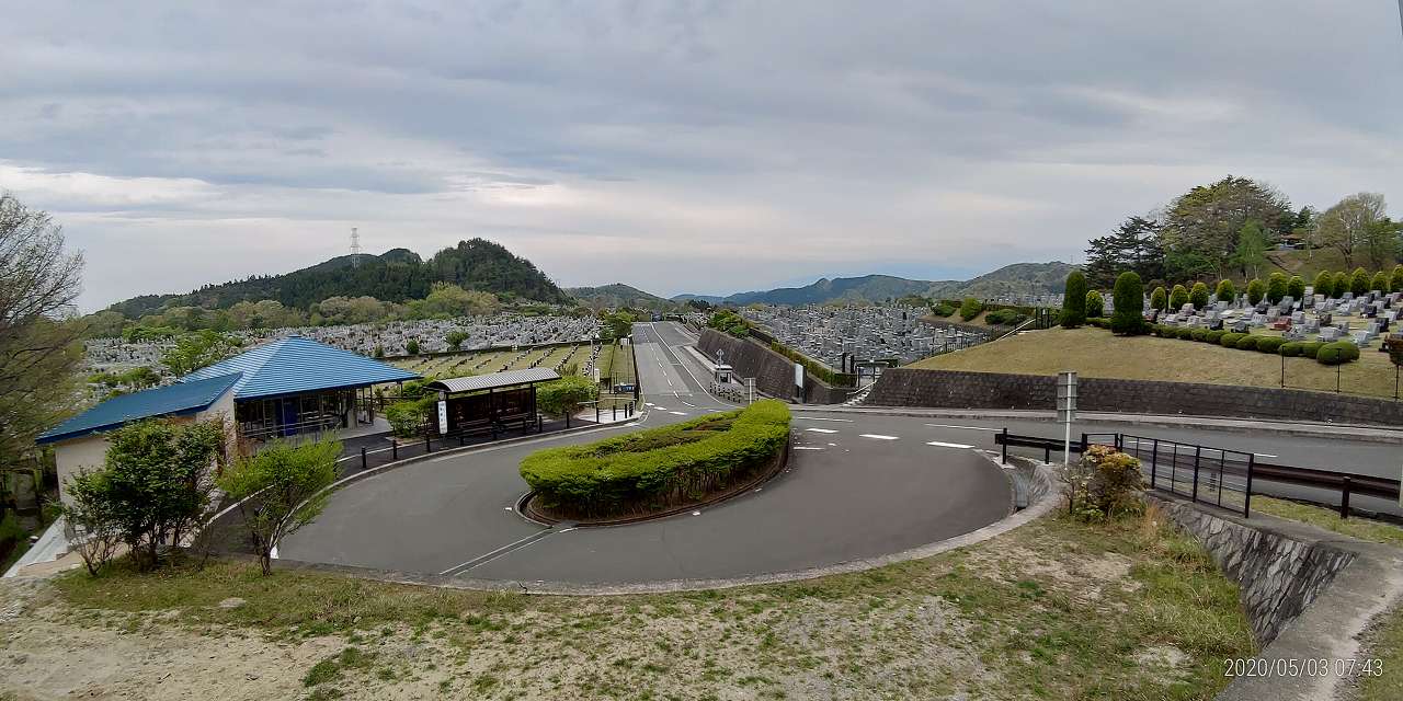 霊園北入口から園内風景