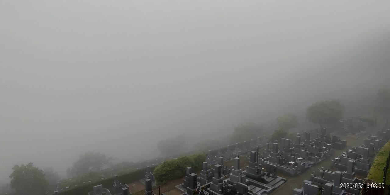7区3番墓所上段駐車場からの風景　（濃霧）