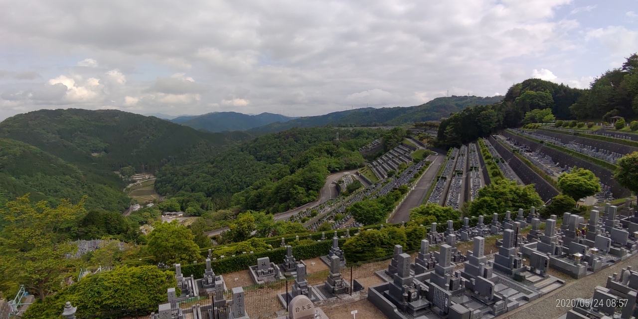 7区3番上段駐車場から階段墓域