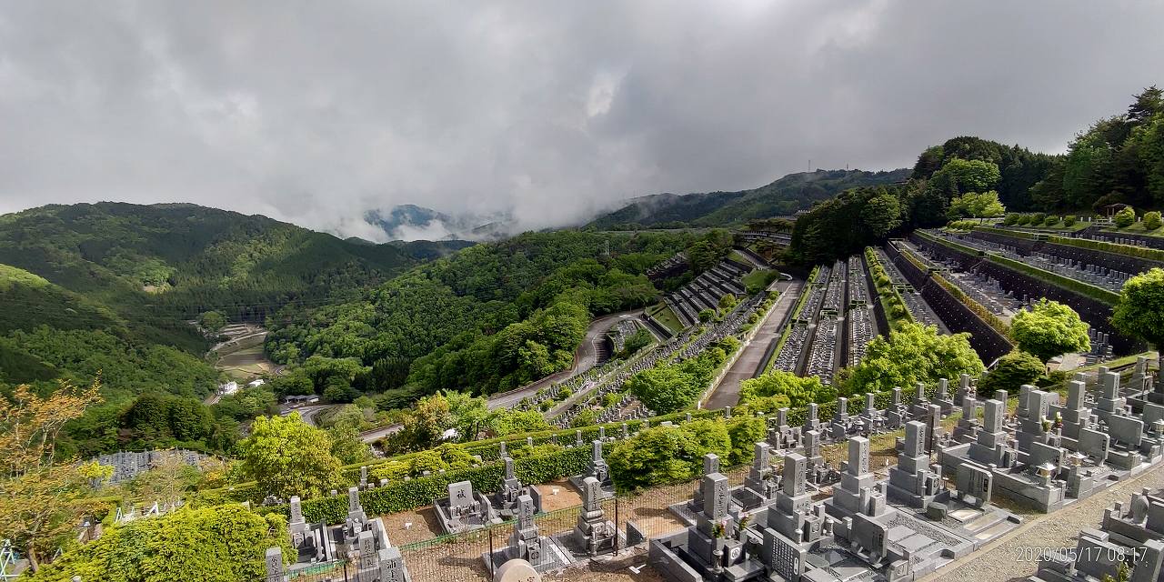 7区3番上段駐車場から階段墓域風景