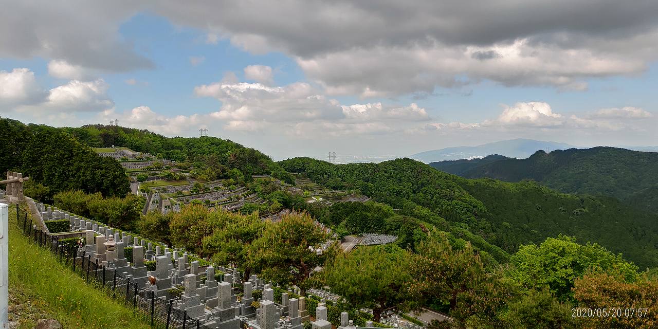 8区4/5番枝道から階段墓域風景