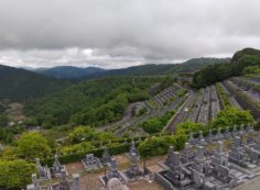 7区3番上段駐車場から階段墓域風景