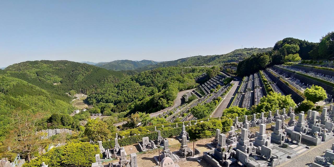 7区3番上段駐車場から階段墓域風景