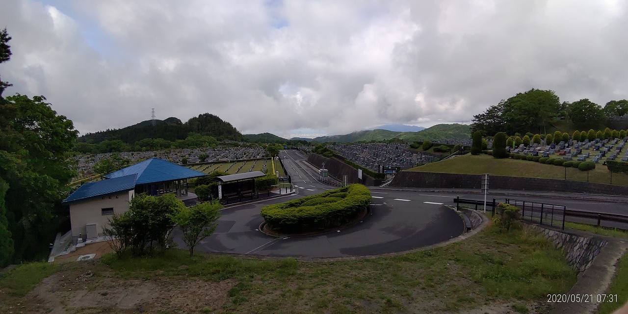 北入口から本日の霊園風景