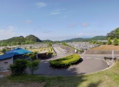 霊園北入口からの園内風景