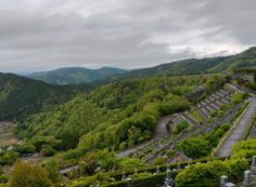 7区3番上段駐車場から階段墓域風景