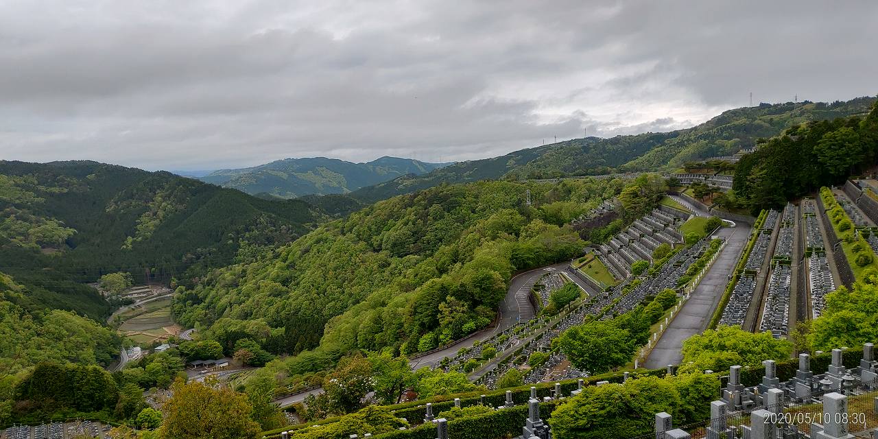 7区3番上段駐車場から階段墓域風景