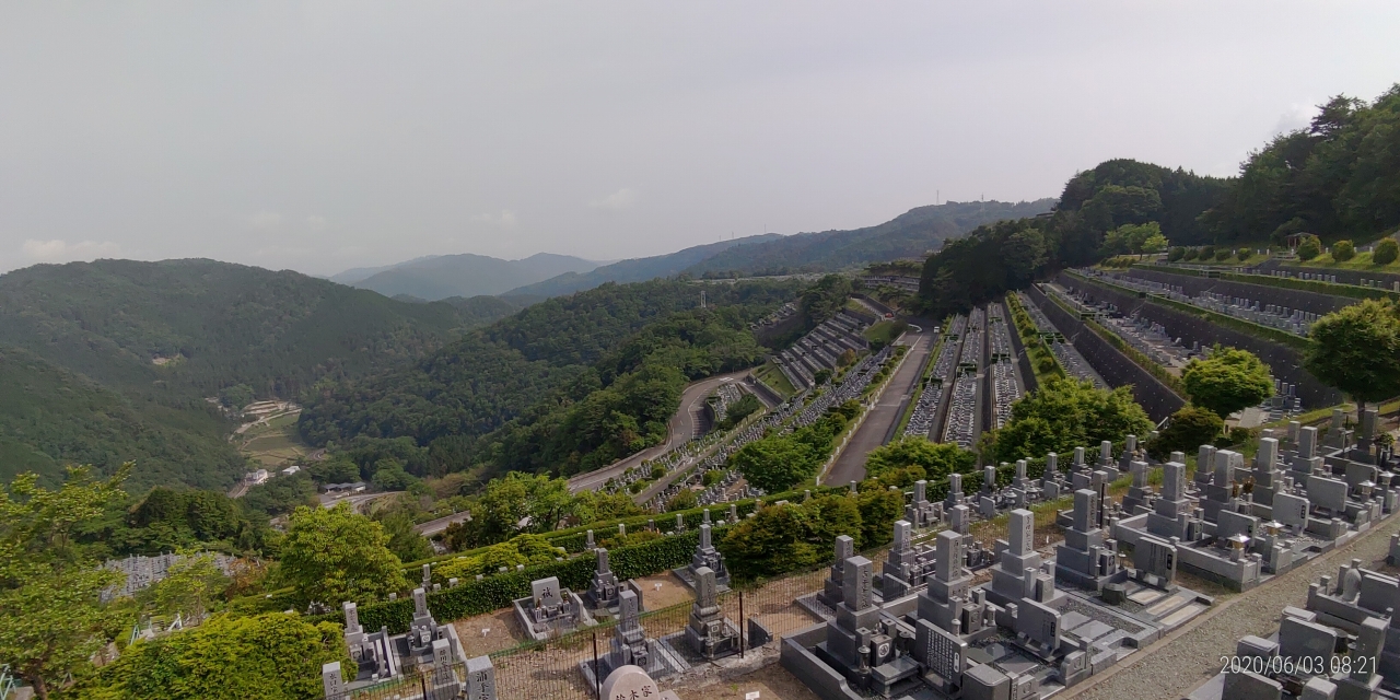 7区3番上段駐車場から階段墓域風景