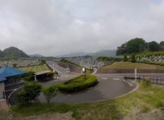 霊園北入口から園内風景