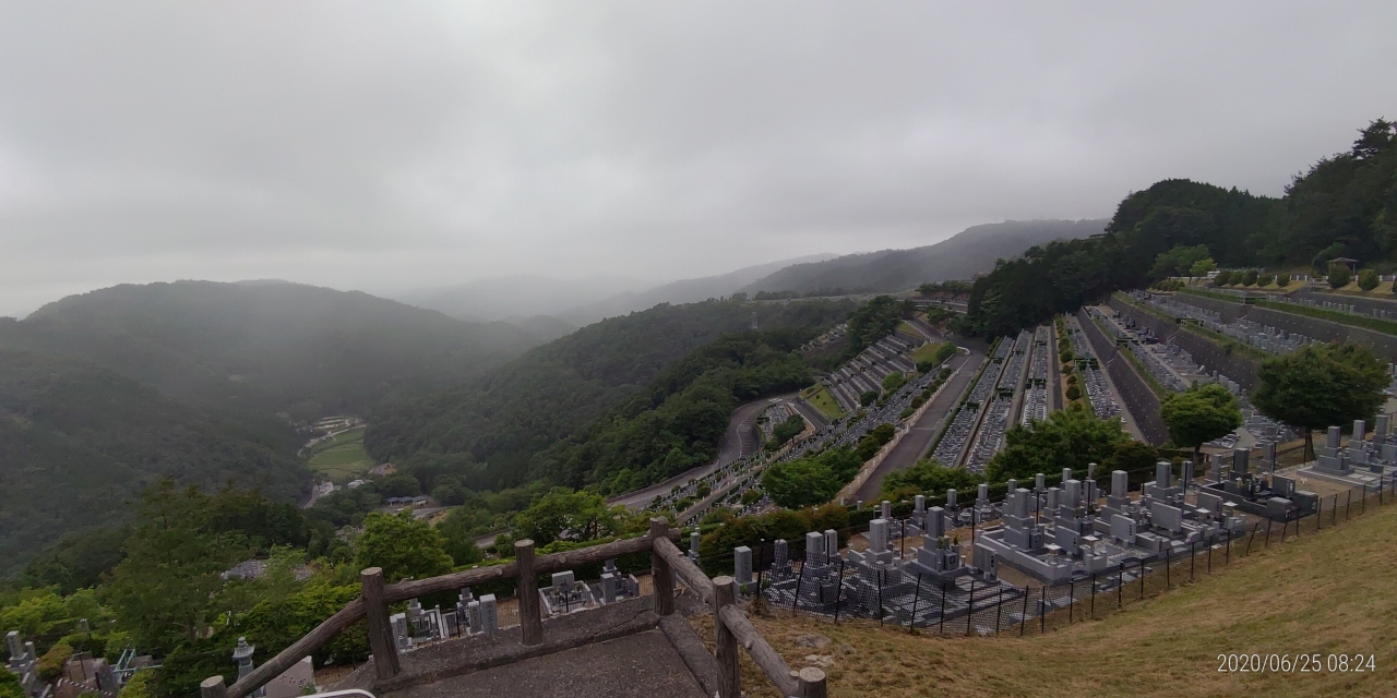 7区3番最上段駐車場から墓所風景