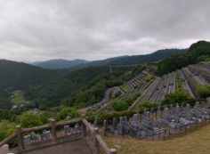 7区3番上段駐車場から階段墓域風景