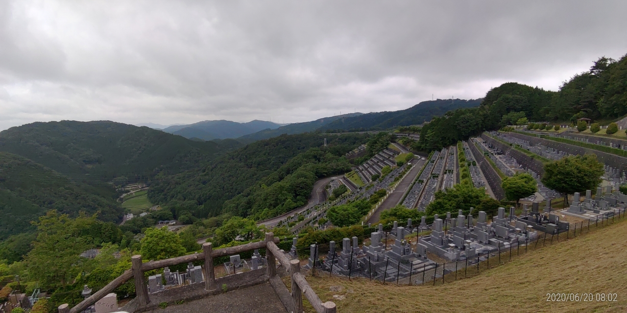 7区3番上段駐車場から階段墓域風景