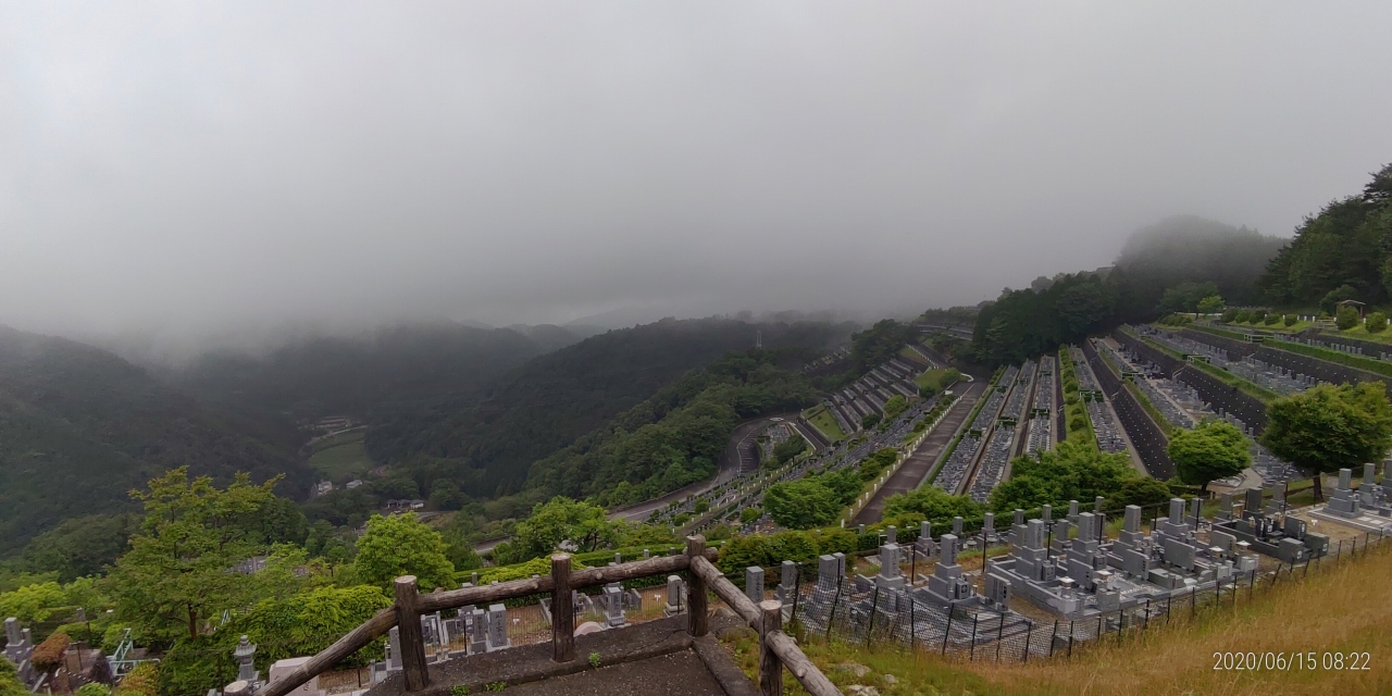 7区3番上段駐車場から階段墓域風景