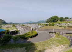 霊園北入口から園内風景