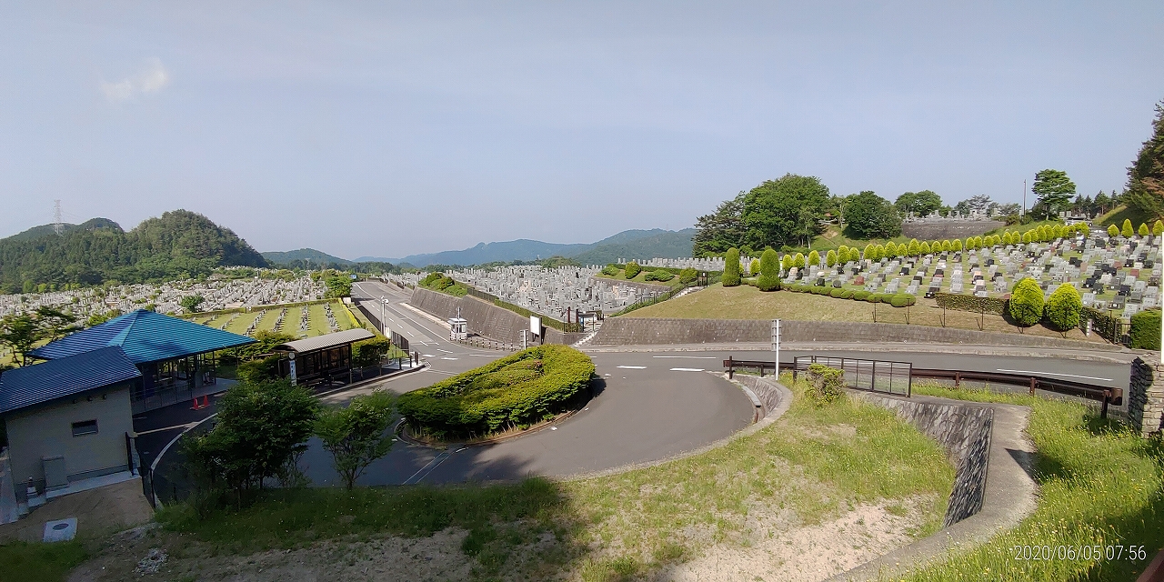 霊園北入口から園内風景