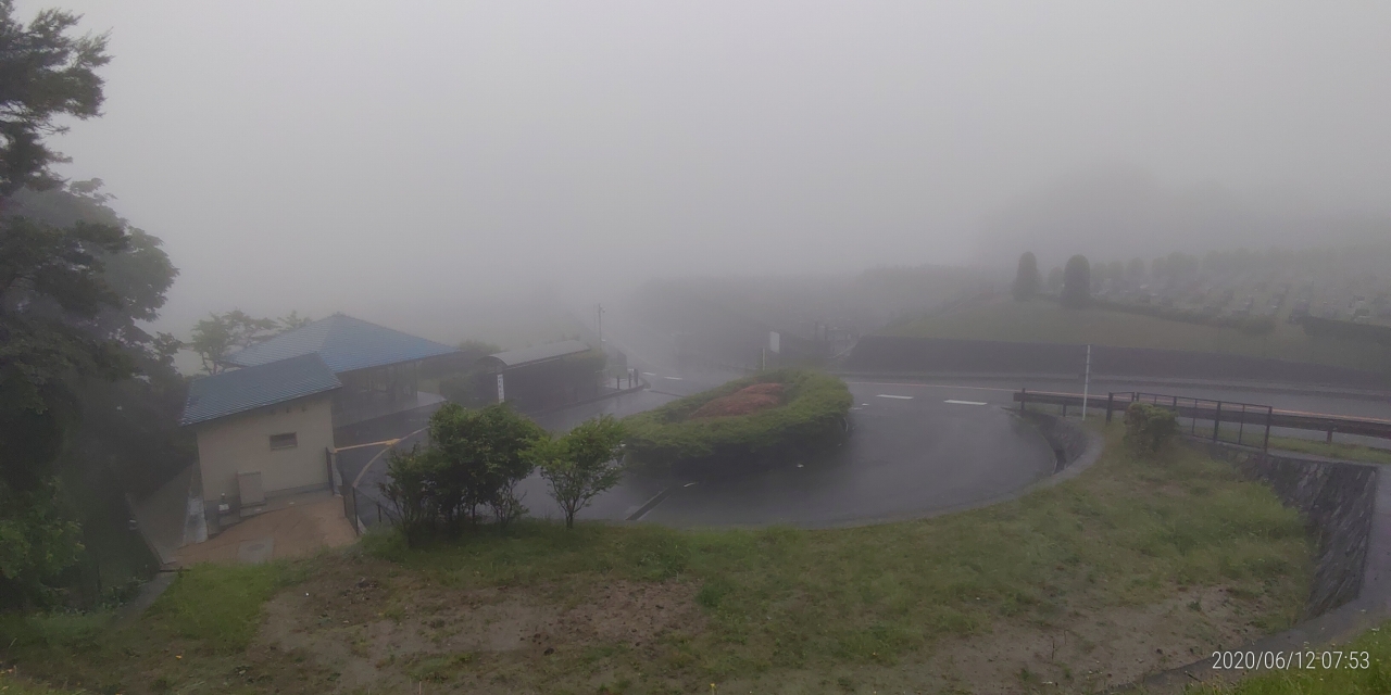 霊園北入口から園内風景（濃霧）