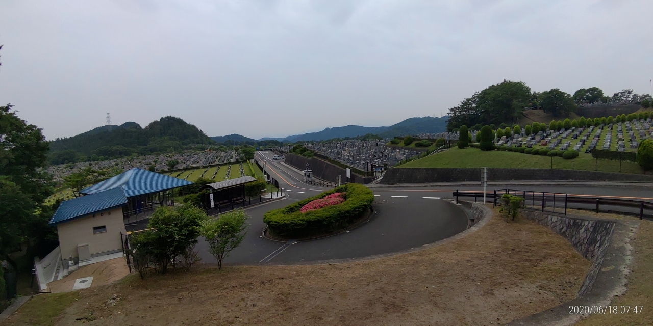 霊園北入口から園内風景