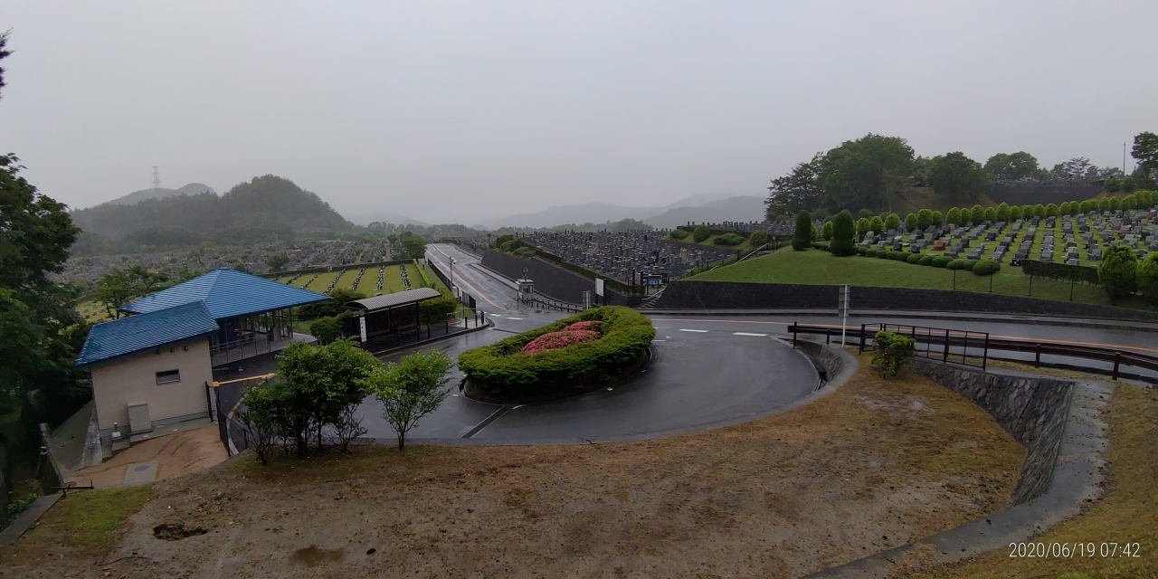 霊園北入口から園内風景