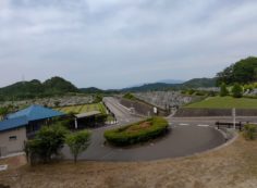 霊園北入口から園内風景