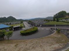 霊園北入から園内風景