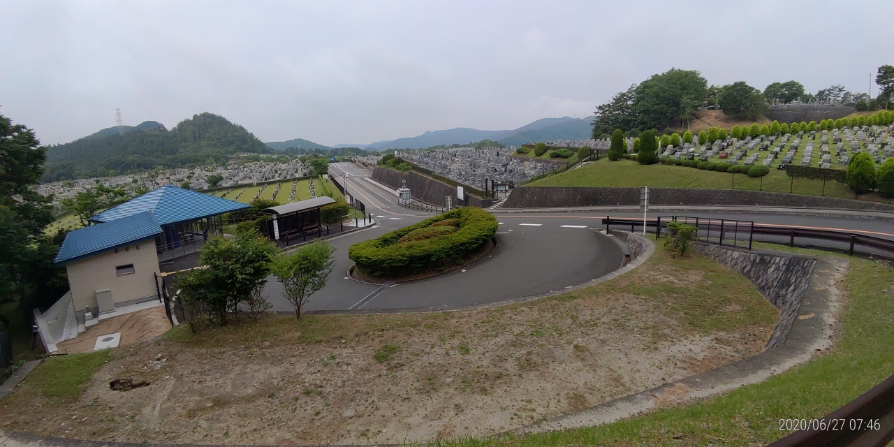 霊園北入口から園内風景