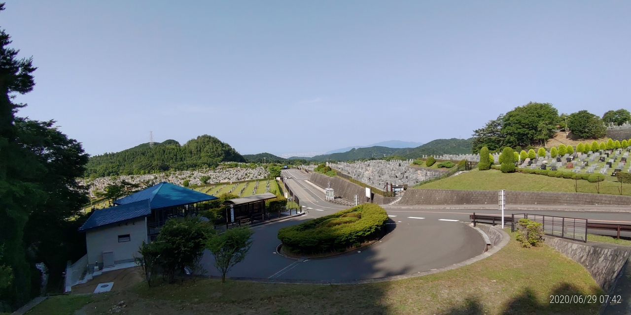 霊園北入口から園内風景