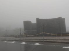 モニュメント風景・濃霧