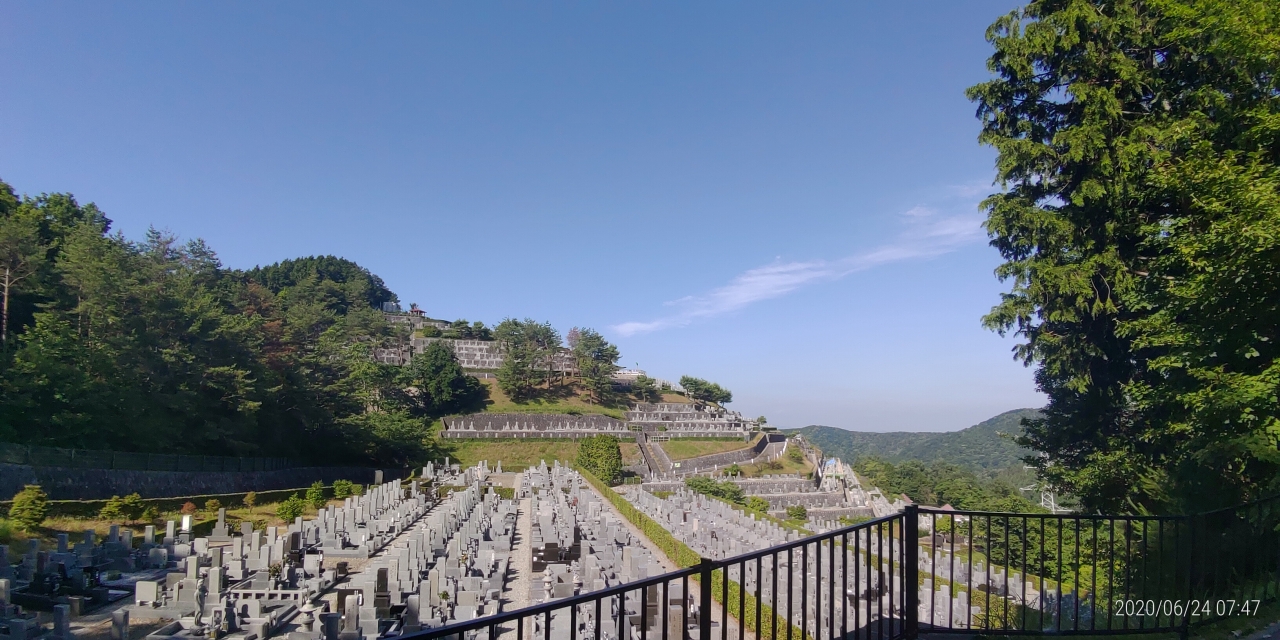 8区7番墓所駐車場から階段墓所風景