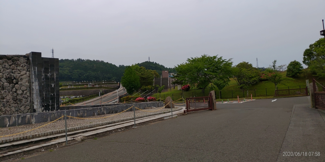 モニュメント横からの風景