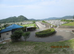 霊園北入口から園内風景