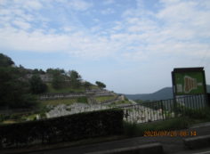 8区7番墓所駐車場から階段墓域風景