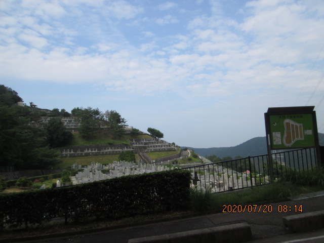 8区7番墓所駐車場から階段墓域風景