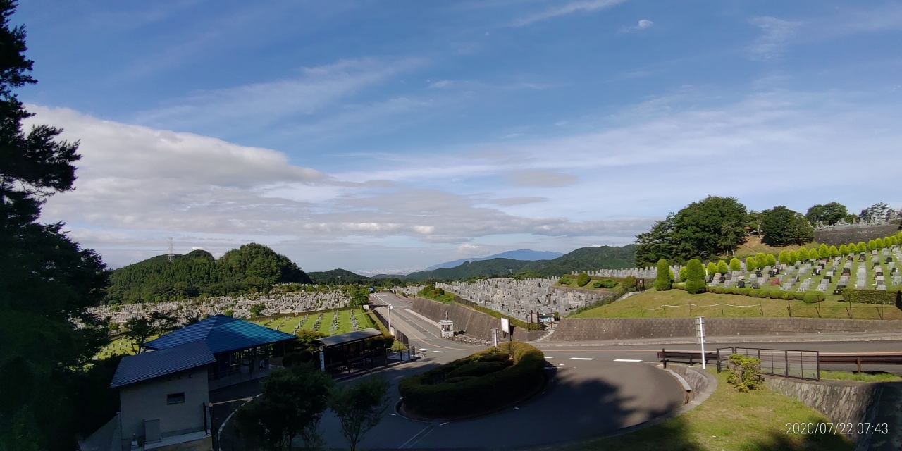 霊園北入口から園内風景