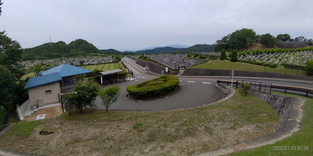 北入口から園内風景（土手に穴が？）