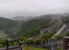 7区3番上段駐車場から階段墓域風景