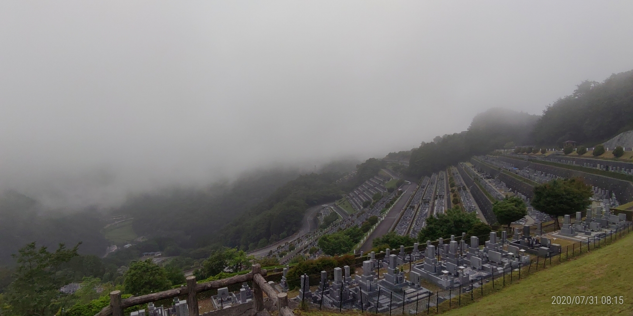 7区3番上段駐車場から階段墓域風景