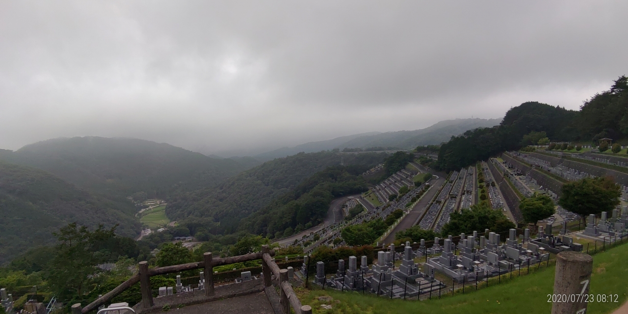 7区3番上段駐車場から階段墓域風景