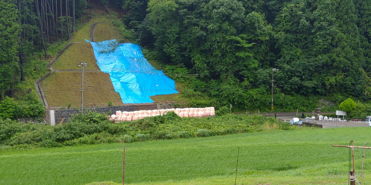 髙山バス停手前、通行止め箇所