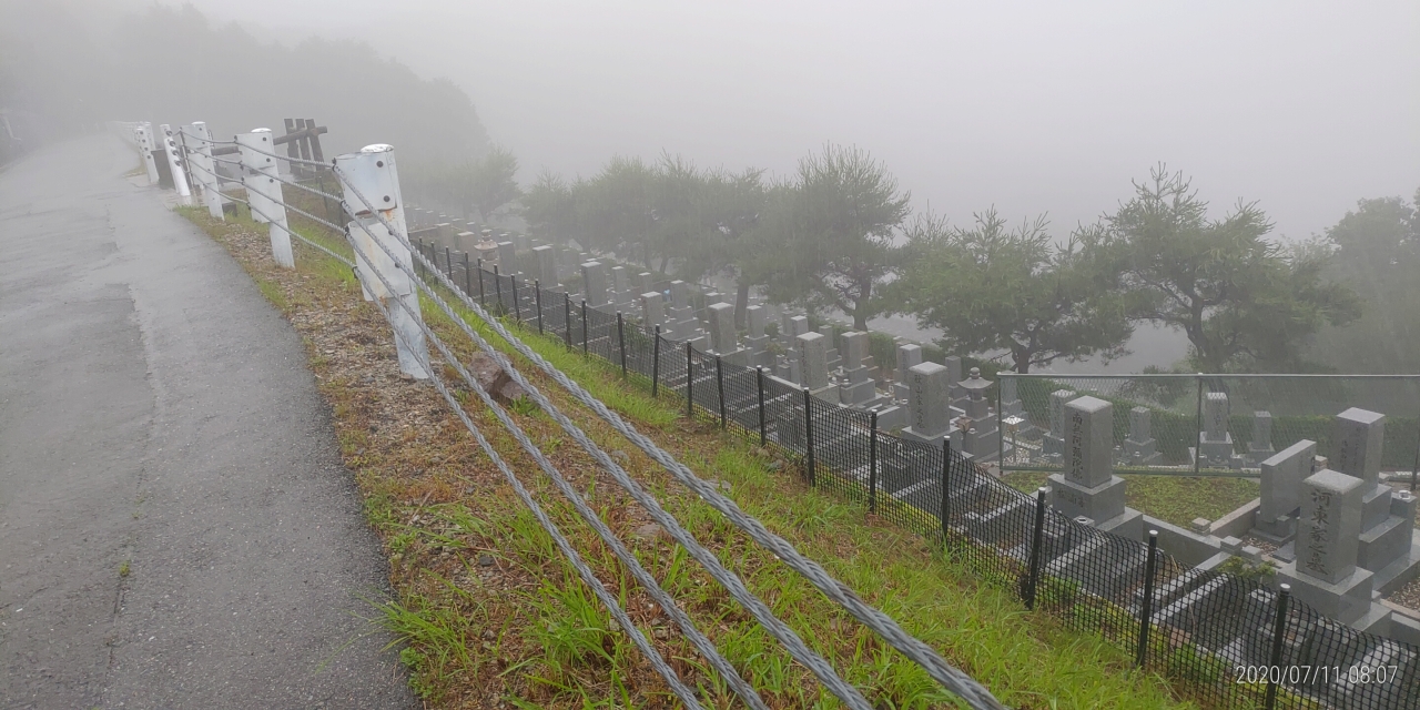 8区4/5番枝道から階段墓域風景