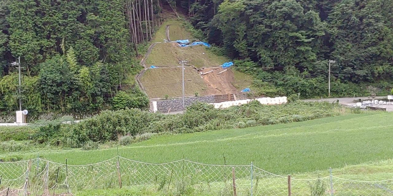 髙山敷く「崩落危険場所」普通車迂回通行中