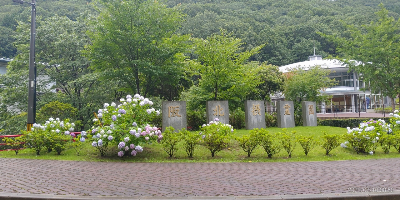 自家用車での墓参は可能です。