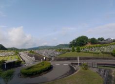 霊園北入口からの園内風景