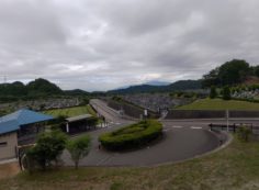 霊園北入口から園内風景