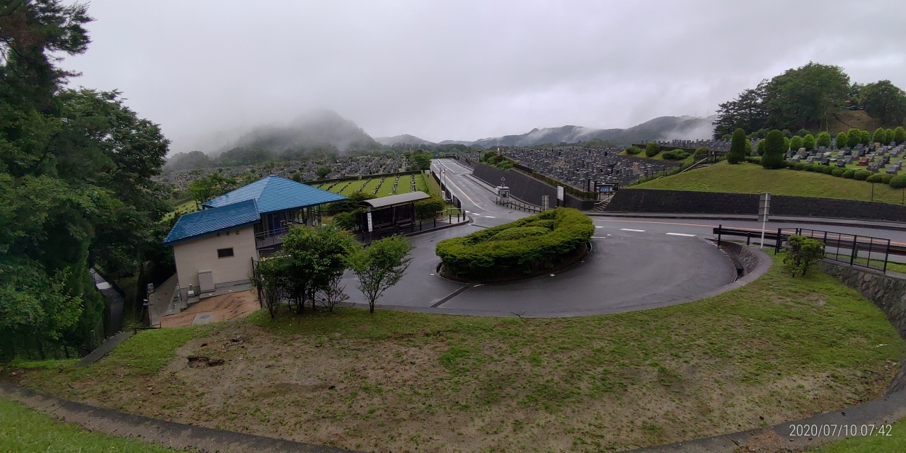 霊園北入口から園内風景