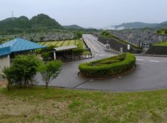 霊園北入口から園内風景