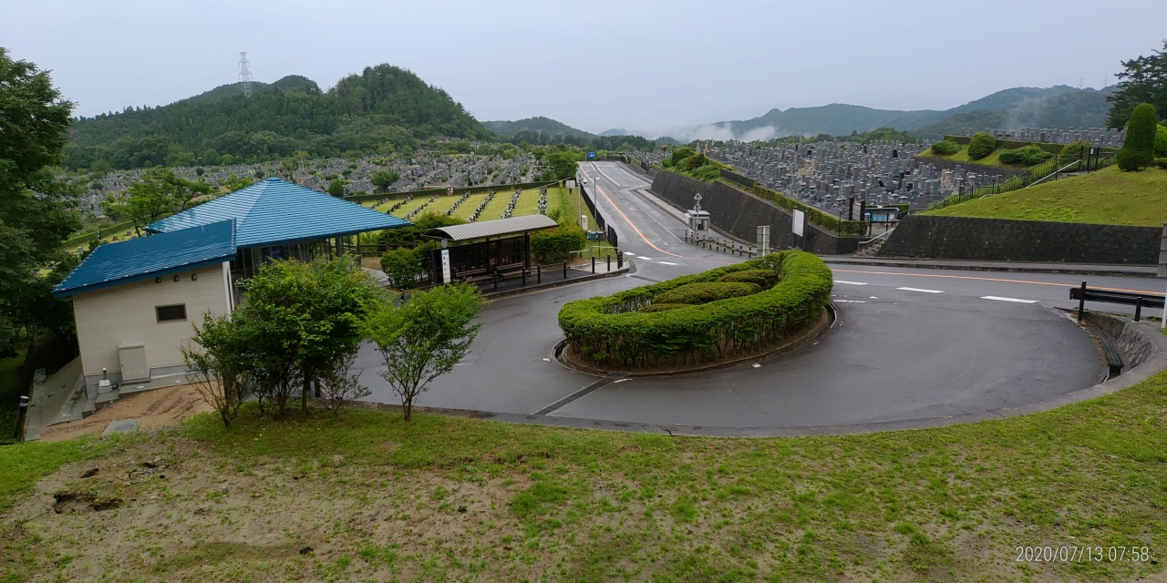 霊園北入口から園内風景