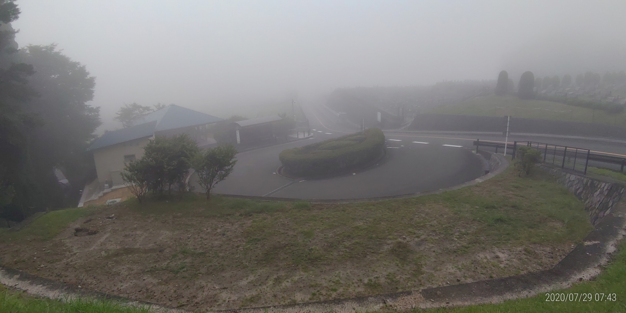 北入口から園内風景　「濃霧」