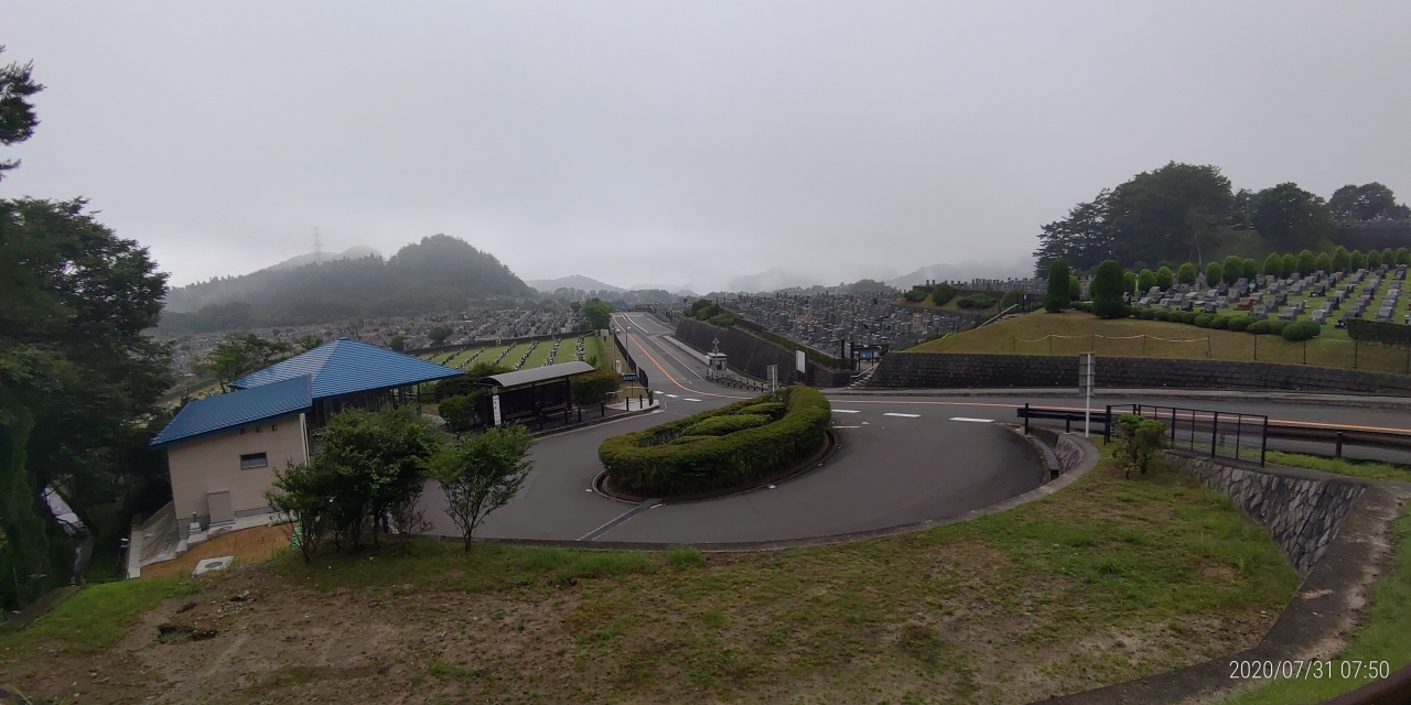 霊園北入口から園内風景