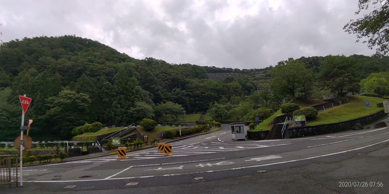 5区バス停から園内風景